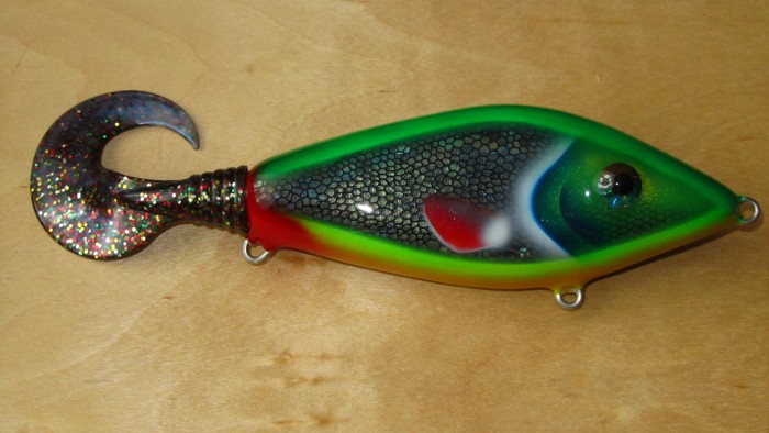 Тейлбейт. Тонет со скоростью 20 см/сек. Длина тела приманки 140 мм, длина вместе с расправленным хвостом 250 мм. Вес 135 гр.