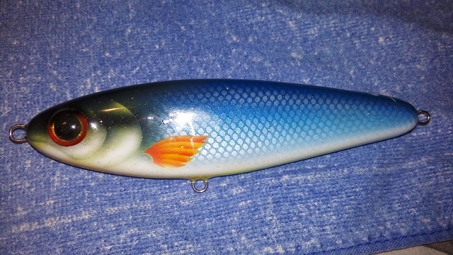 Синий:150мм.(без петель).Тонущий(примерно 40см в секунду).Не на чем взвесить.(пока не на чем.Есть погремушка.По частоте звука что-то среднее.Не низкий звук, но и не высокий. Древесина -абаши.Петли- нержавеющая проволока 1.2 мм.Краски -"критекс".Финиш - энвиротекс-2 слоя.Обьемные 3D глаза.